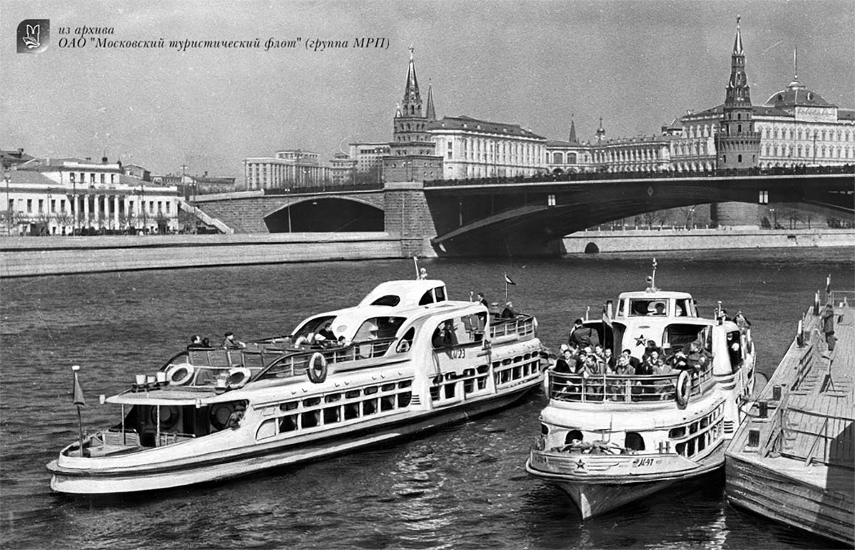 Теплоходы Москвич на причала Большой Каменный мост